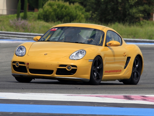  带 Spark 的保时捷 Caiman赛车运动 